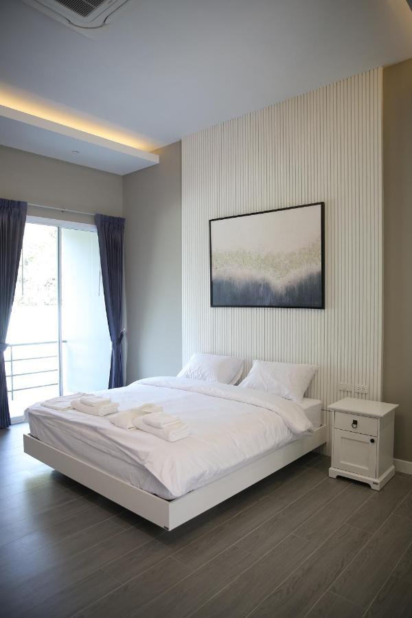 Club45 Hotel Kham Yai Bagian luar foto